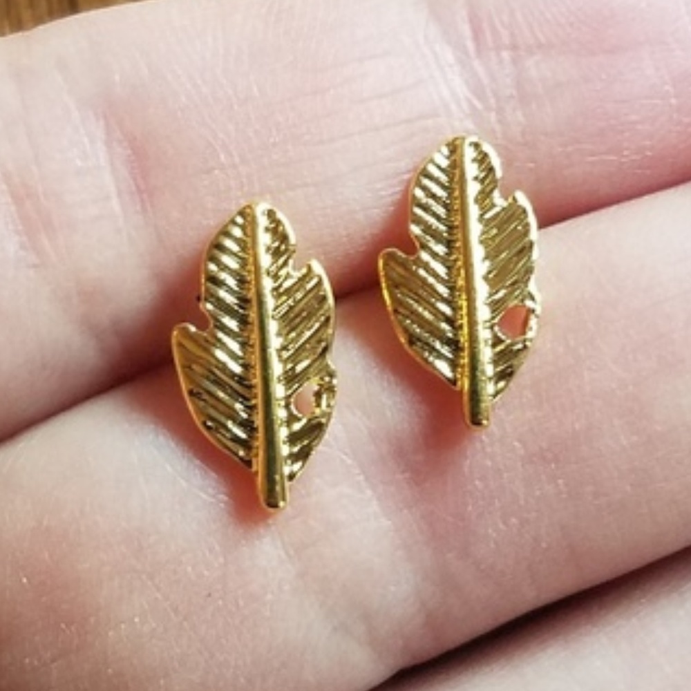 NWOT Gold Leaf Feather Studs - Picture 7 of 11
